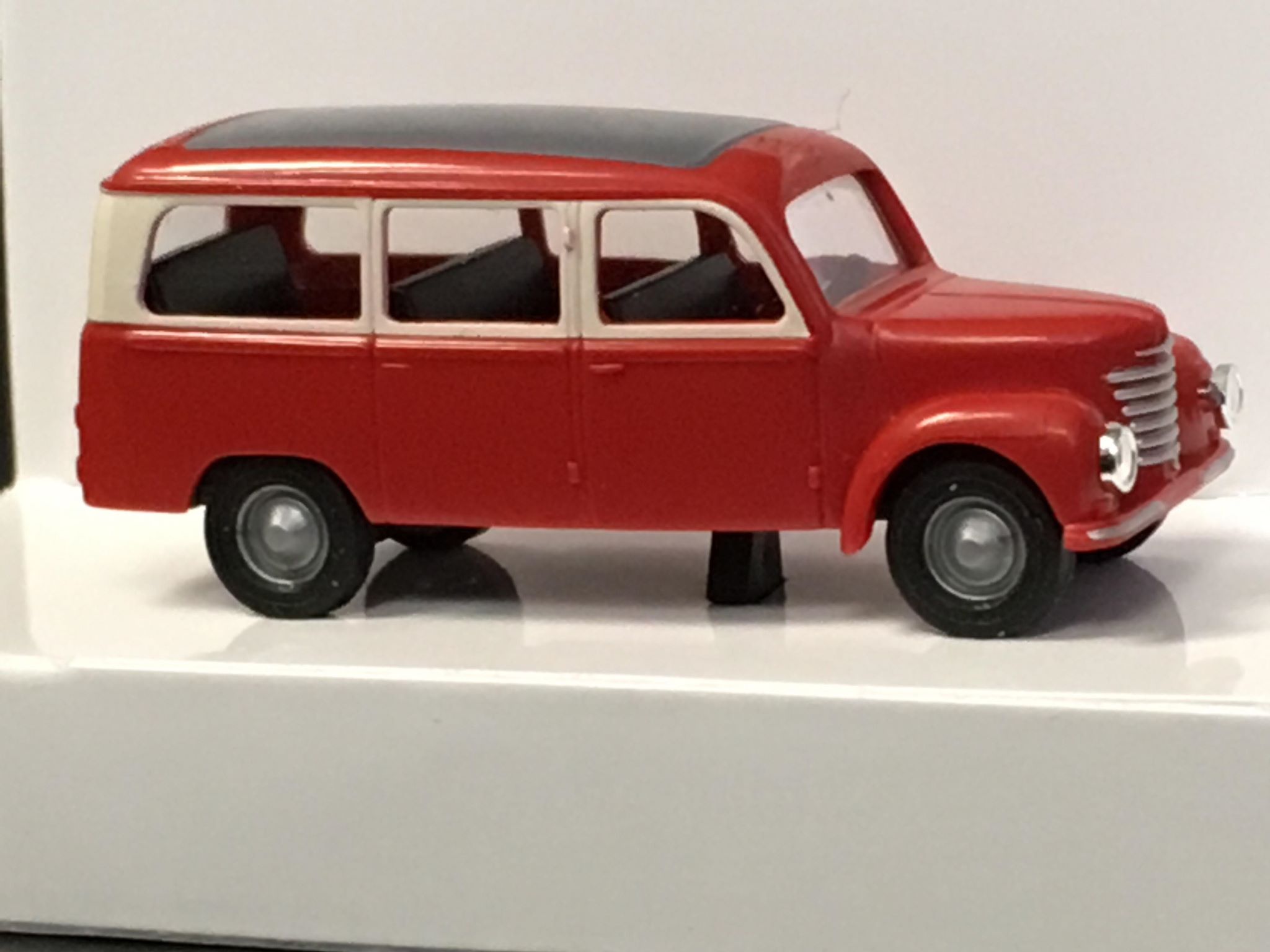 TT Framo bus �erveno-b�ov�