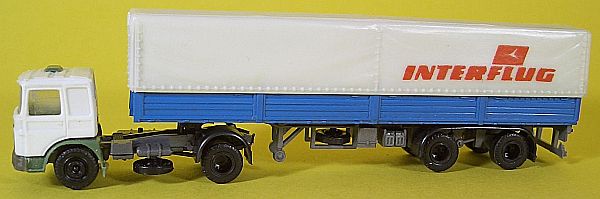 TT MAN a n�v�s s plachtou "Interflug"